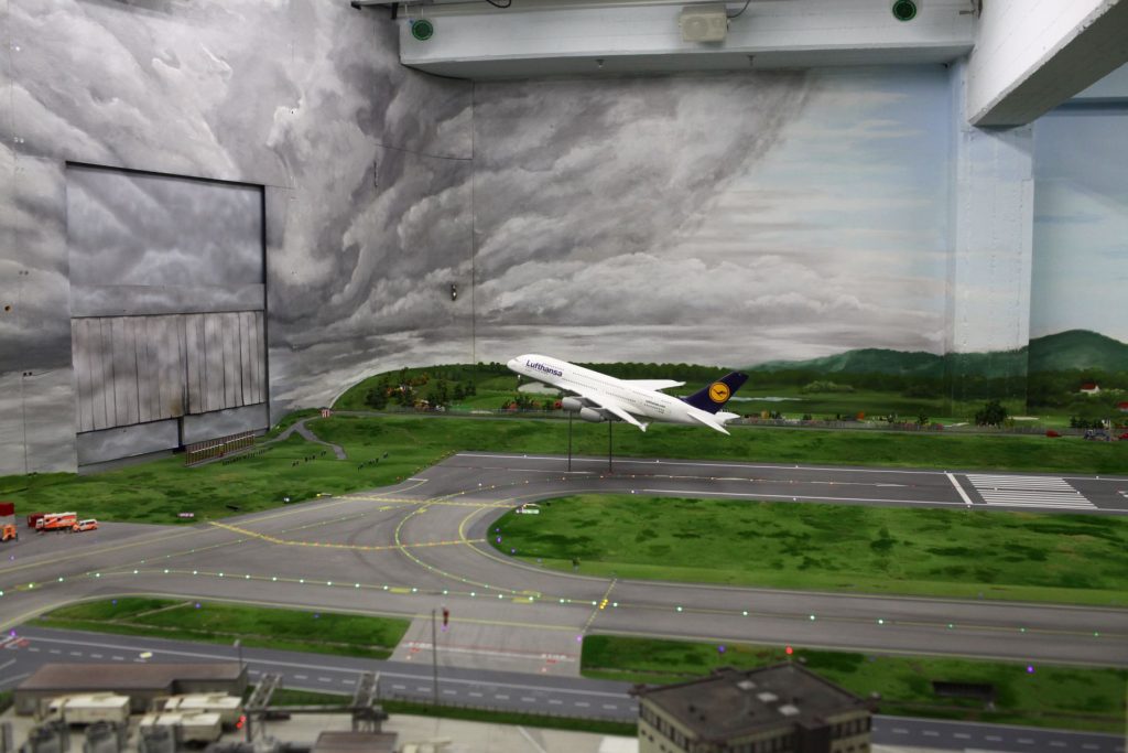 Startujące małe samoloty. Uroczo.