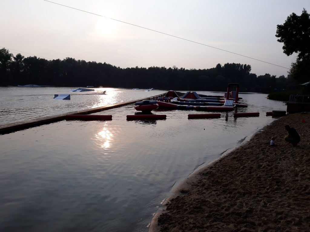 Tor o zachodzie słońca