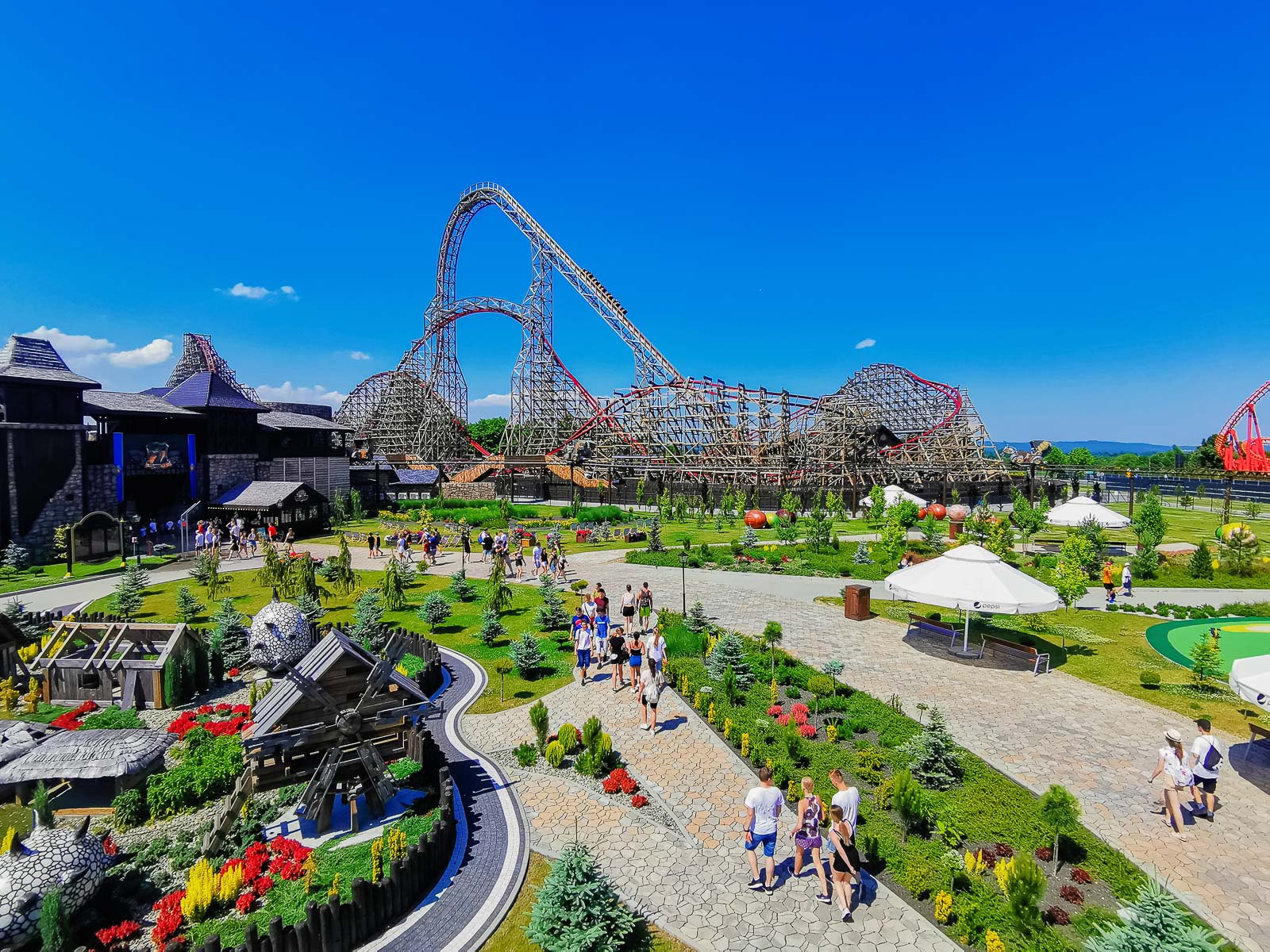 Nowy sezon na zabawę w Polsce. Sprawdź, kiedy otwierają się parki rozrywki w 2025 [LISTA]