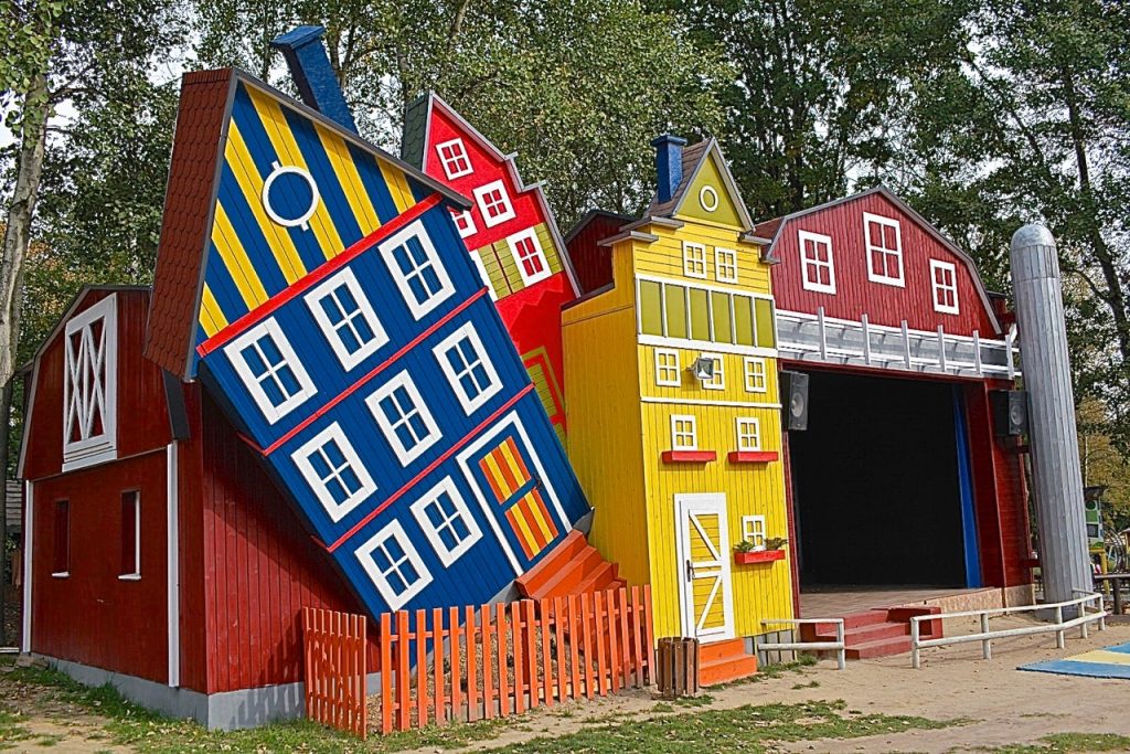 Scena. Obudowana w wymyślne dekoracje.