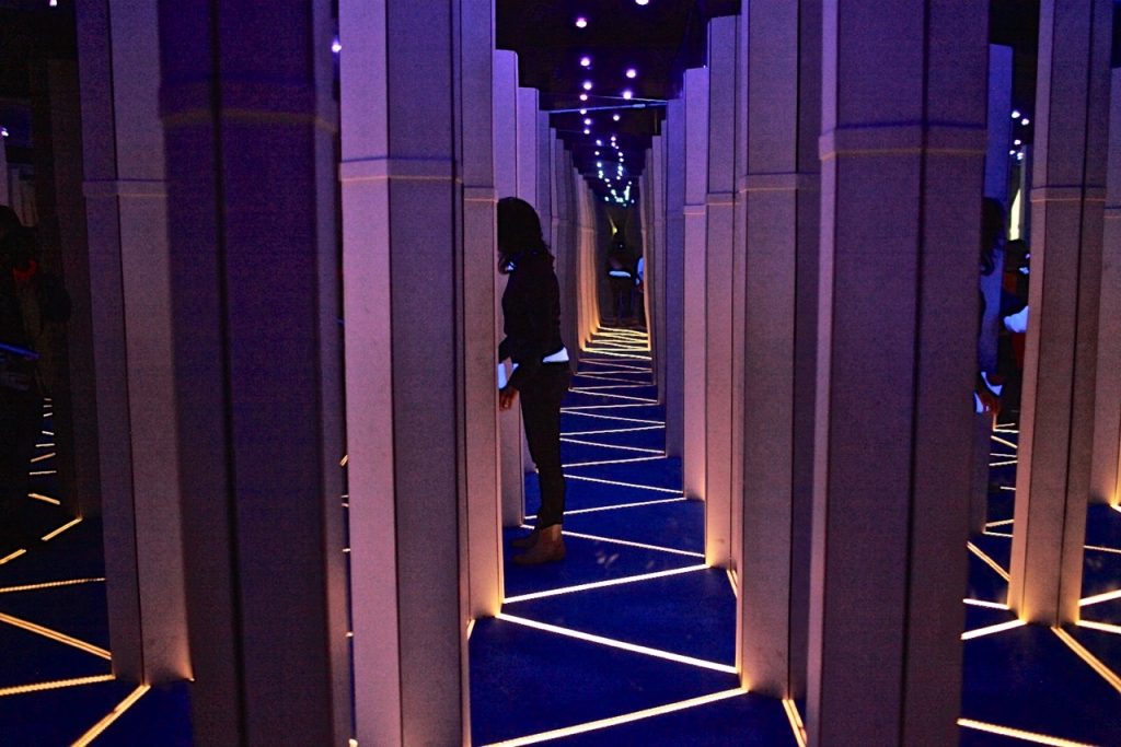 Labirynt luster tworzy iluzję łatwego wyjścia