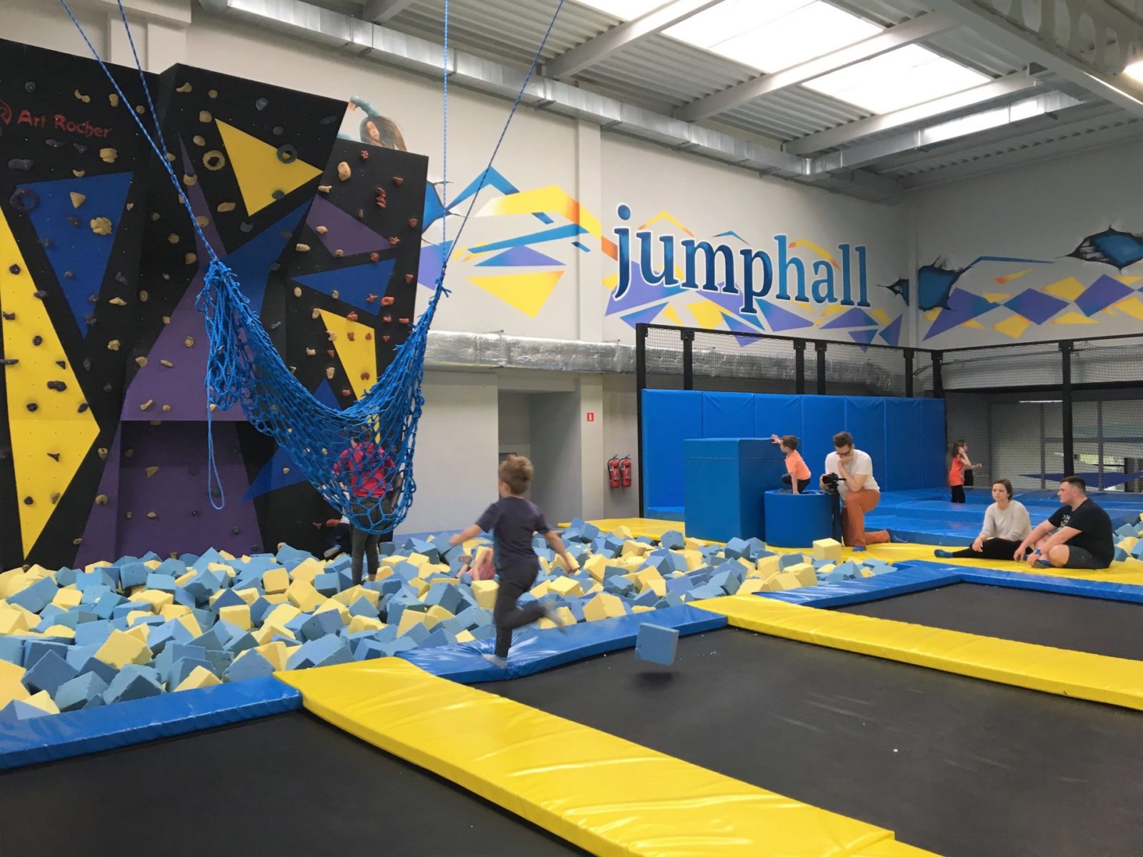 Ścianka wspinaczkowa i basen z gąbkami (fot. Testing Attractions)