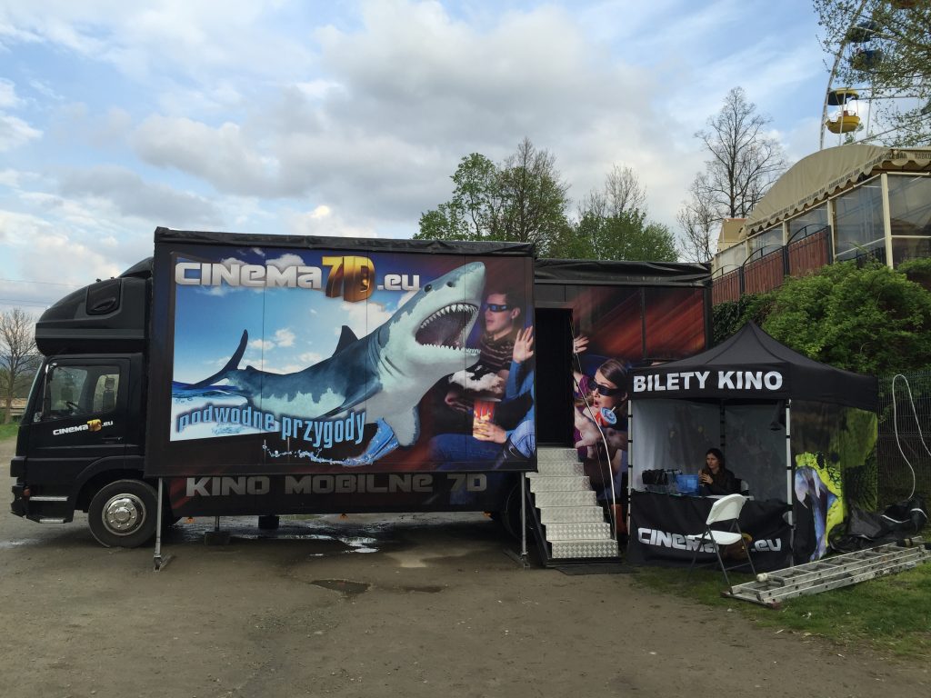Mobilne kino czeka na pierwszych klientów w deszczowy dzień