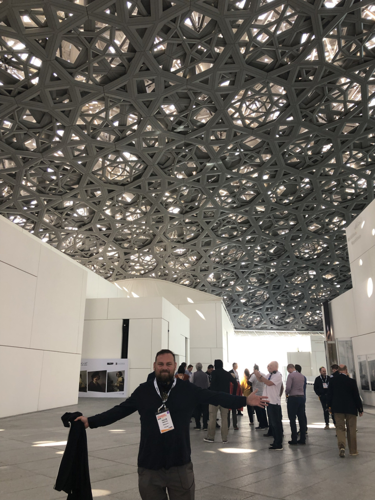 Autor w Louvrze w Abu Dhabi