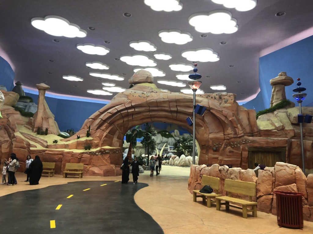 Czy to jeszcze Bedrock czy już Jetsonowie. Warner Bros Abu Dhabi