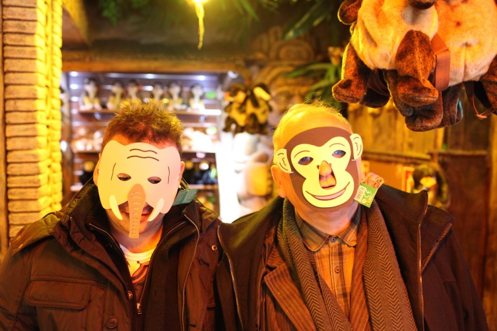 Autor artykułu z ojcem na zakupach w tematycznym sklepie