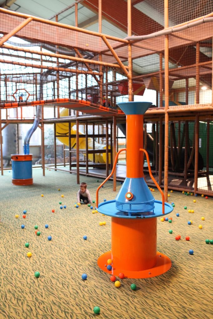 Strzelanka na sali zabaw