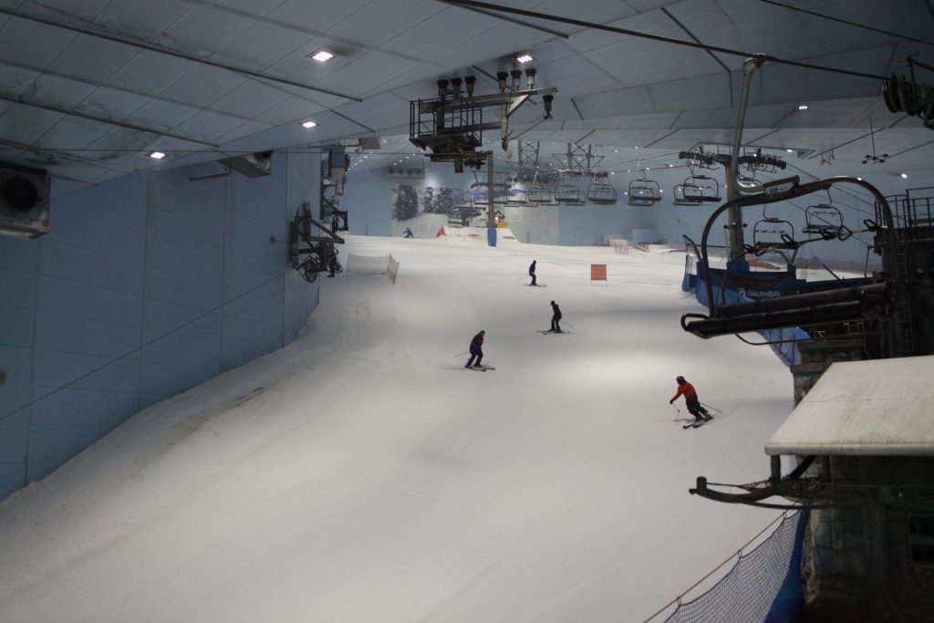 Śnieżyca w Ski Dubaj spowodowała, że przywiezione zdjęcia są ciemne