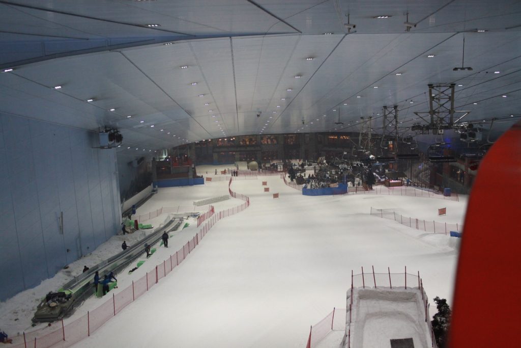 Widok ze szczytu pierwszej góry w Ski Dubaj