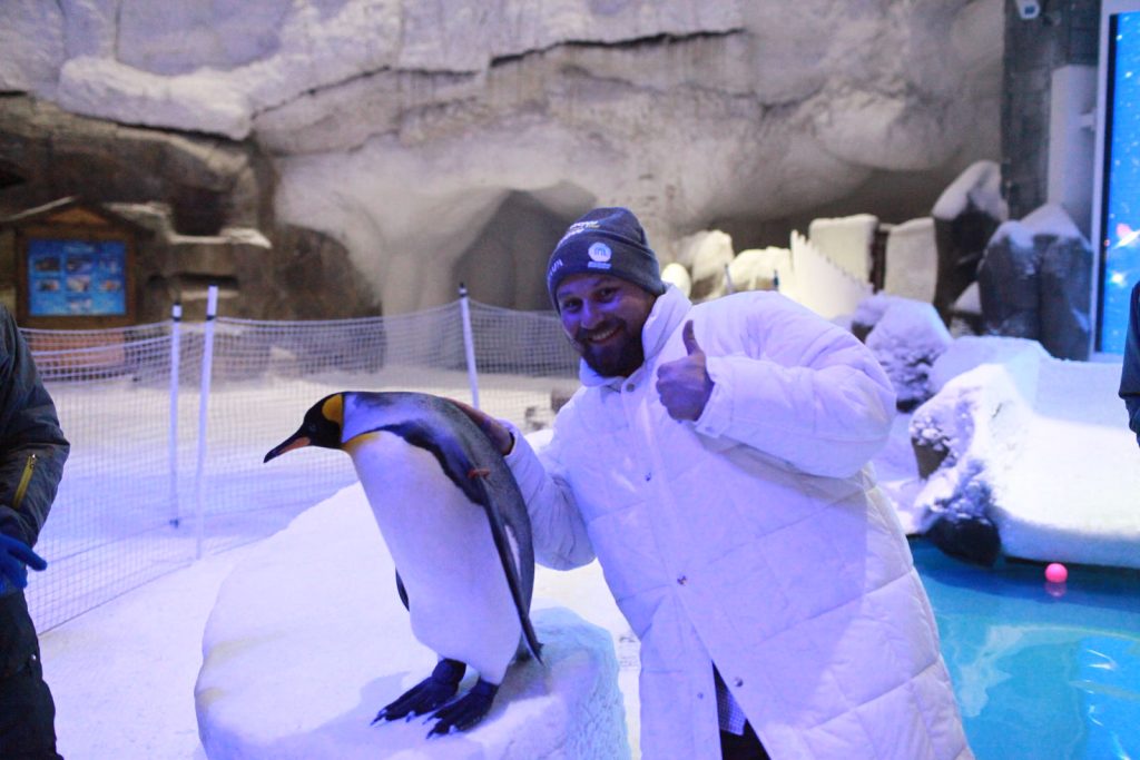 Autor w towarzystwie pingwinka, mieszkającego na środku pustynii w Ski Dubaj