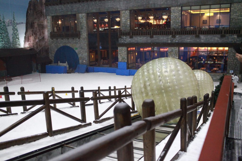 Możemy stoczyć się kulą zorbing po dubajskich stromiznach