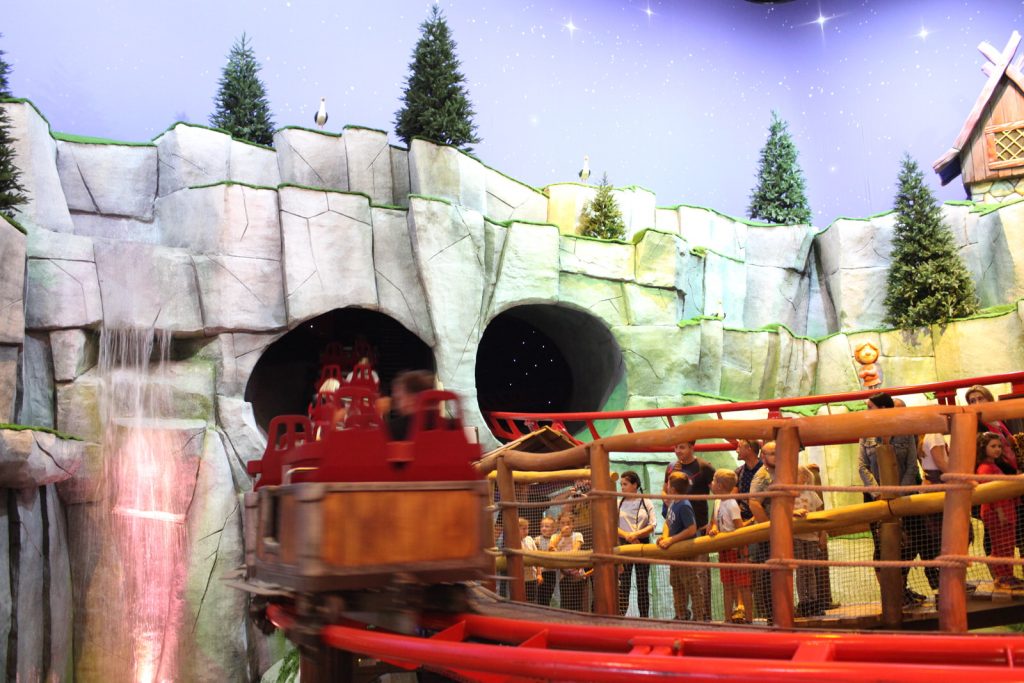 Rollercoaster Zierera chowa się w skałach i robi dwa lub trzy kółka wewnątrz jamy?