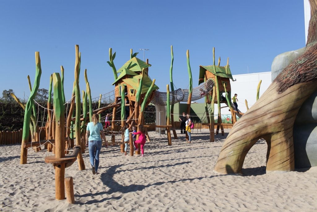 Jak widać na zdjęciu - plac zabaw.