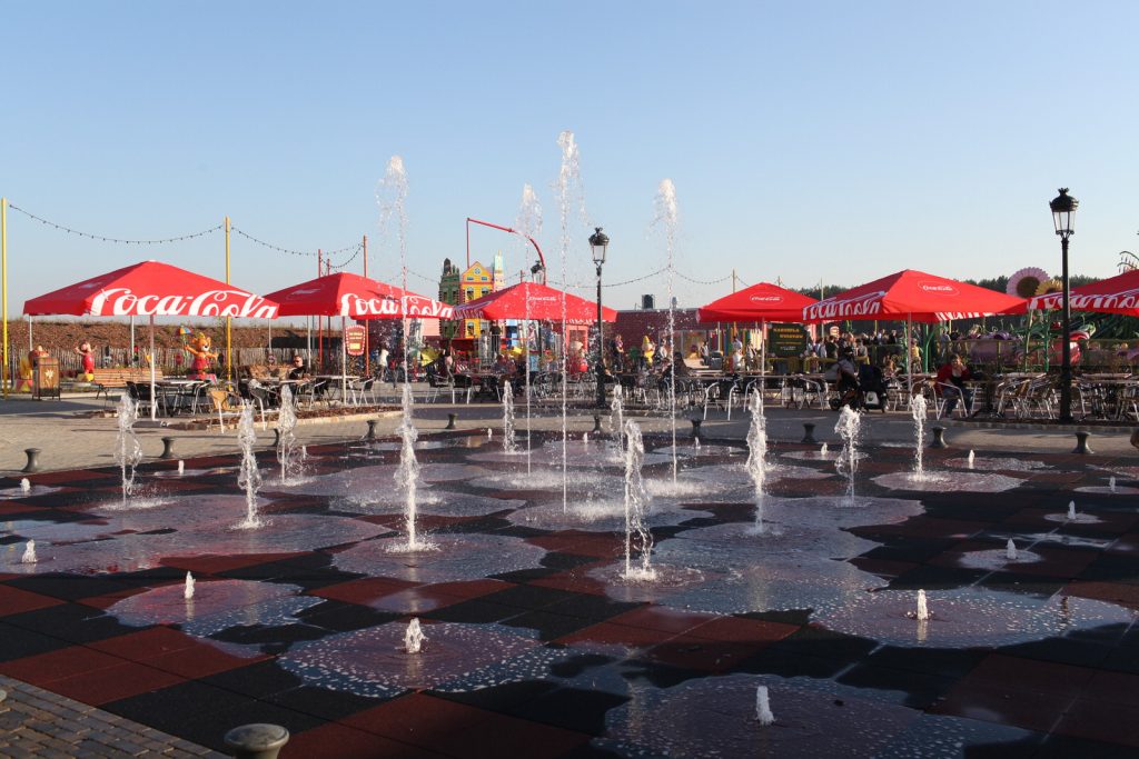 Tańczące i skaczące fontanny. Niech nie zwiedzie Was brak zainteresowania. W październiku temperatura nie sprzyja tego typu rozrywkom.