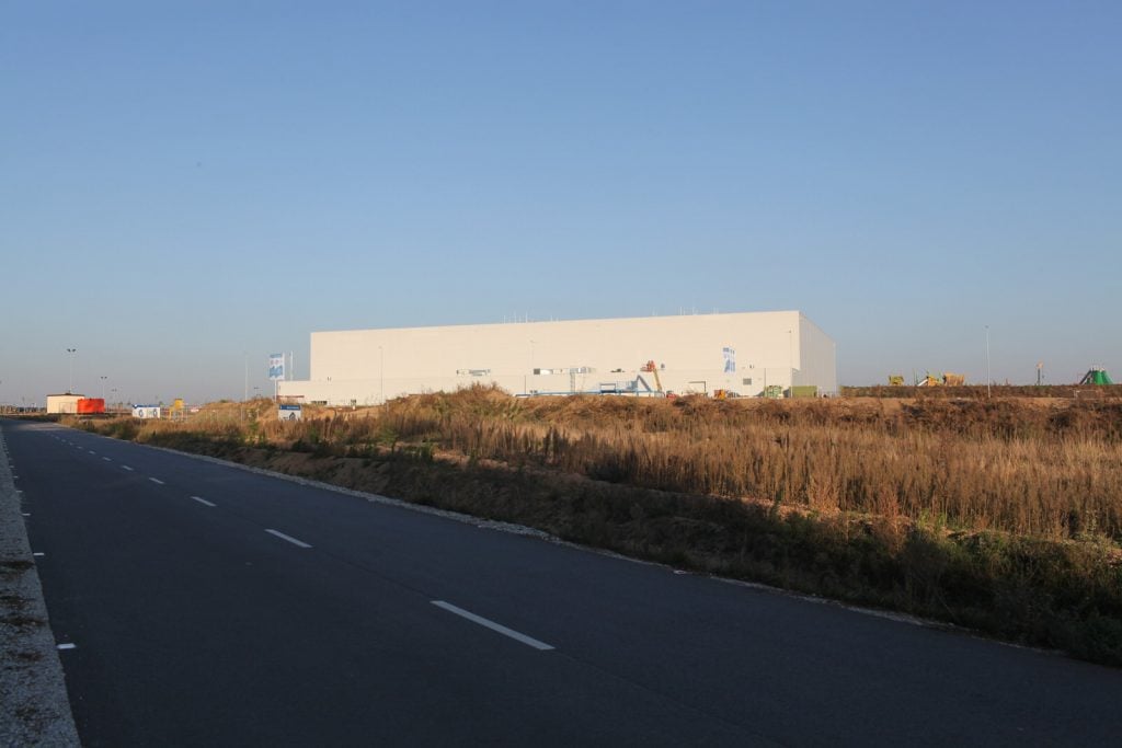 Widok na Majaland z jedynej drogi wjazdowej. Już w niedalekiej przyszłości halę zasłoni drewniany rollercoaster!