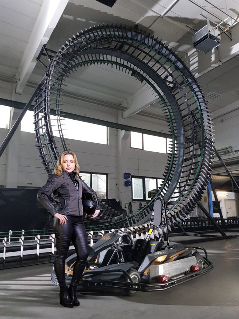 MackManiac-Pilotin-Alina-vor-Looping-1