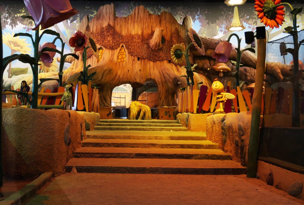 Wielkie Drzewo, drugie znajduje się na zewnątrz