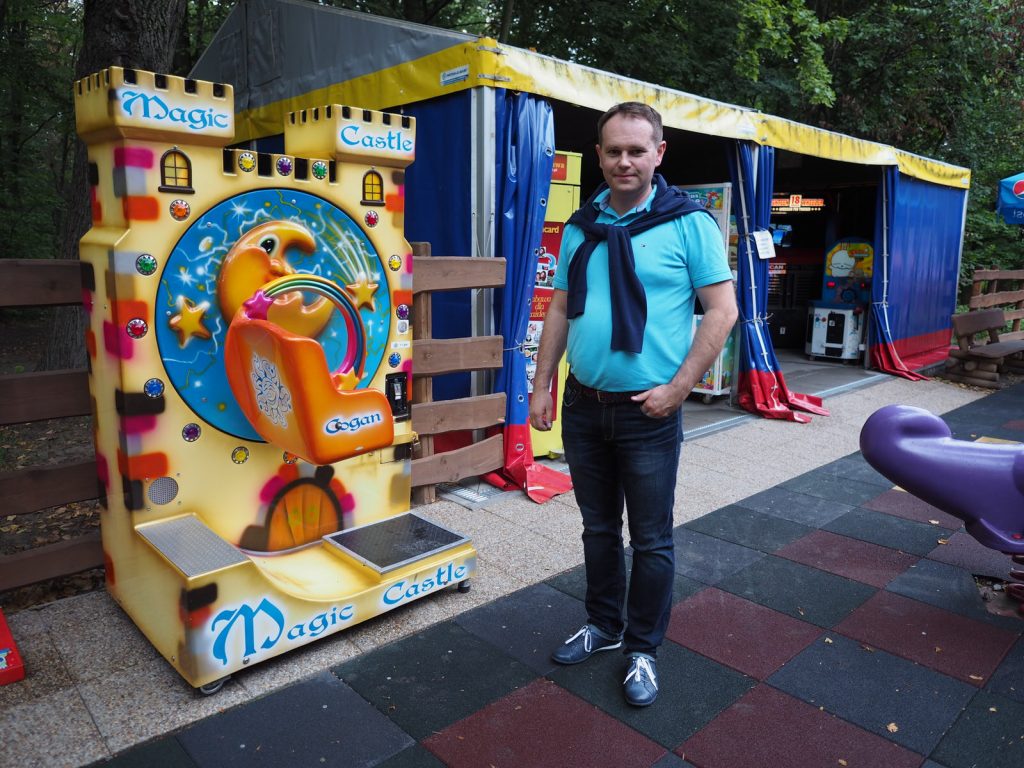 Andrzej Krawczyński przy swoim salonie w Dinoparku 