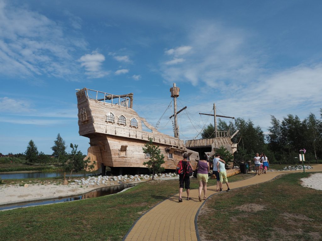 Statek z gastronomią w środku