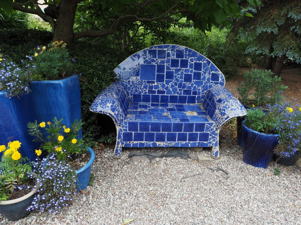 Mozaikowy fotel w Dobrzycy