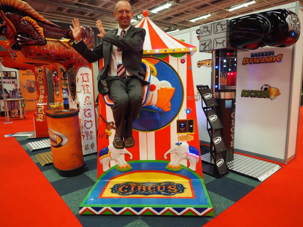 W ten oto sposób Robert Mucha prezentuje udźwig swojego najnowszego produktu - Młynka. Mamy jeszcze zdjęcia autora artykułu na młynku - powiemy tylko, że udźwig 110 kg nie stanowi wysiłku dla młynka Kalkomatu;)