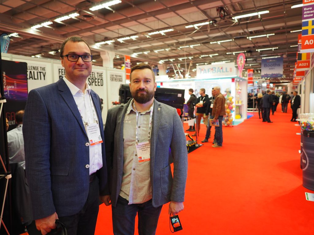 Na targowych korytarzach spotkaliśmy pomysłodawców i właścicieli jednego z najbardziej udanych projektów rozrywkowych ostatnich lat - Farmy Iluzji w Trojanowie pod Warszawą. Na zdjęciu Dominik Centka i Tomasz Wielemborek.