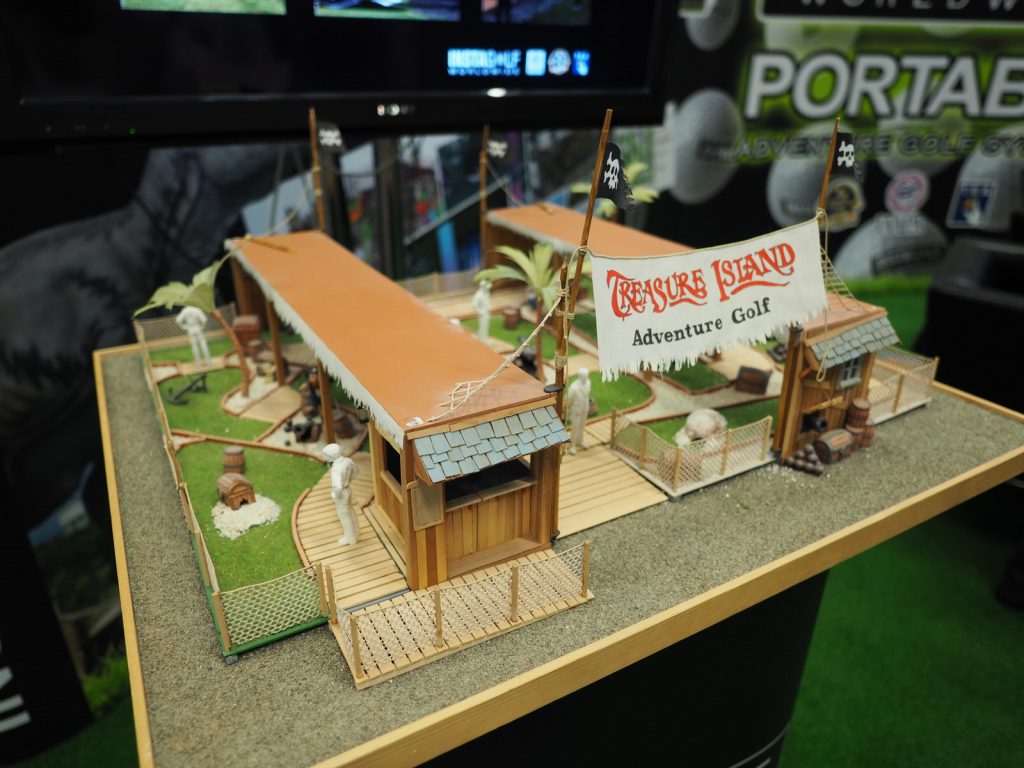 Mobilne pole do minigolfa na dwóch kontenerach