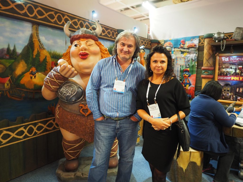 Inna Aleksanrova z Concept1900 na stoisku ThemeBuilders Phillipines