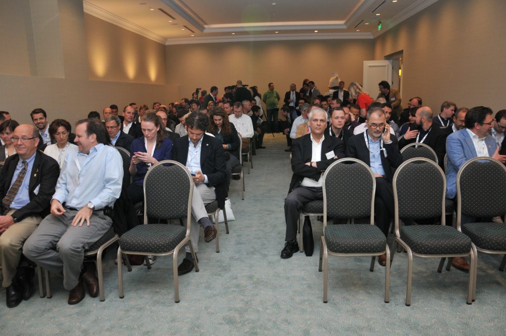 Grupa gotowa do wysłuchania wykładów o bezpieczeństwie