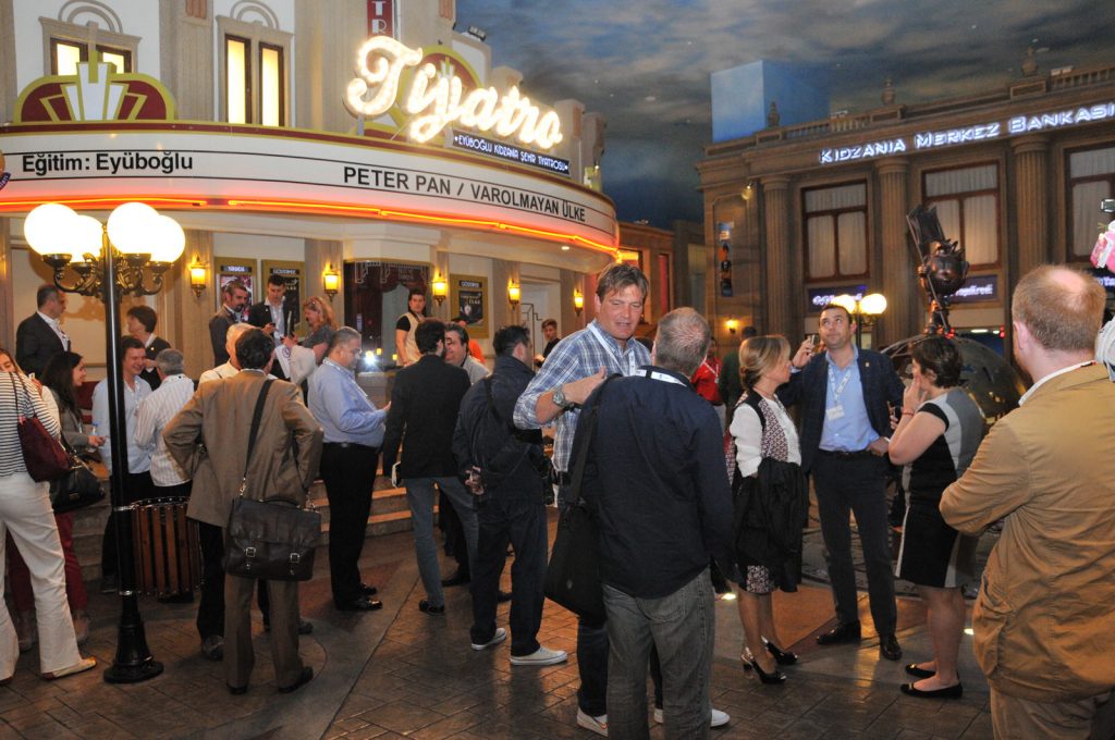 Wnętrze Kidzanii, w tle widać dziecięcy teatr i kino