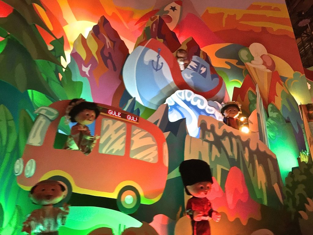 Z małego świata korzystamy dwa razy. Nie spodziewaliśmy się, że przejażdżka łodzią może być tak absorbująca.