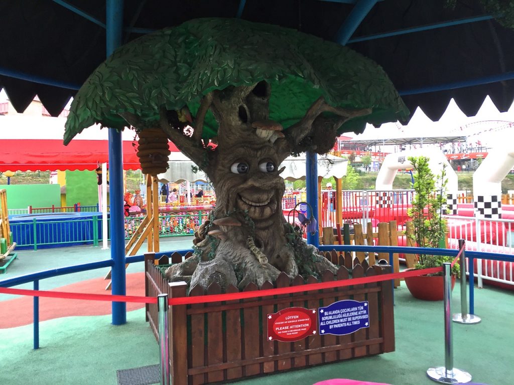 I na koniec ruchome, gadające drzewo