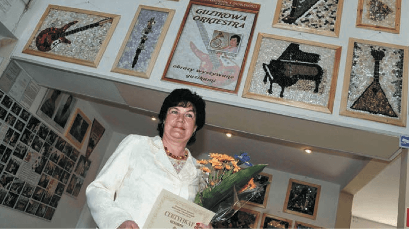 Liliana Gronuś z Wałbrzycha na tle swojej „Guzikowej Orkiestry”