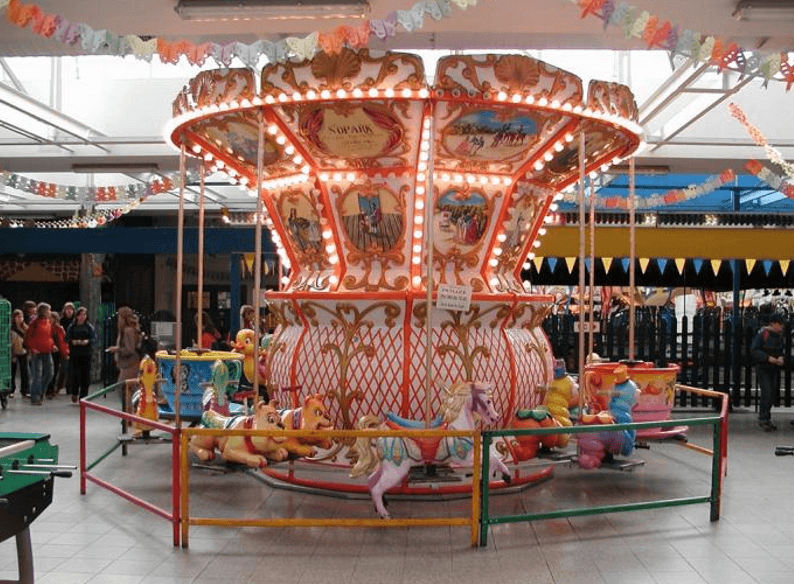 Mała karuzelka łańcuszkowa w Lunaparku Libereckim