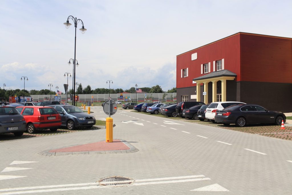 Parking i zjazd z "wiślanki" na najwyższym poziomie. Wszystko wykostkowane, zamontowane prawdziwe znaki drogowe.