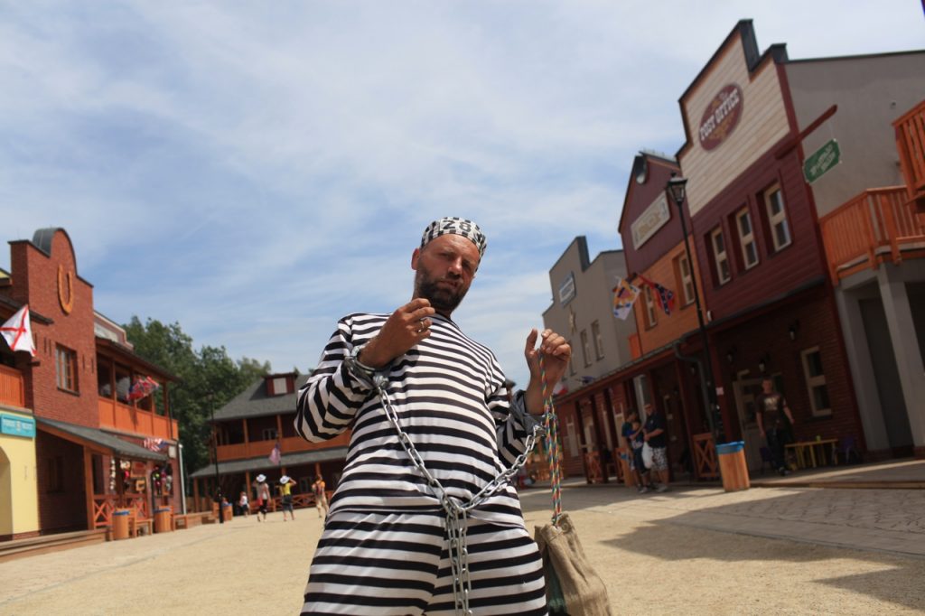 Więzień jest tak dobry w swojej roli, że nie umiemy go sobie wyobrazić bez kuli i pasiastego stroju