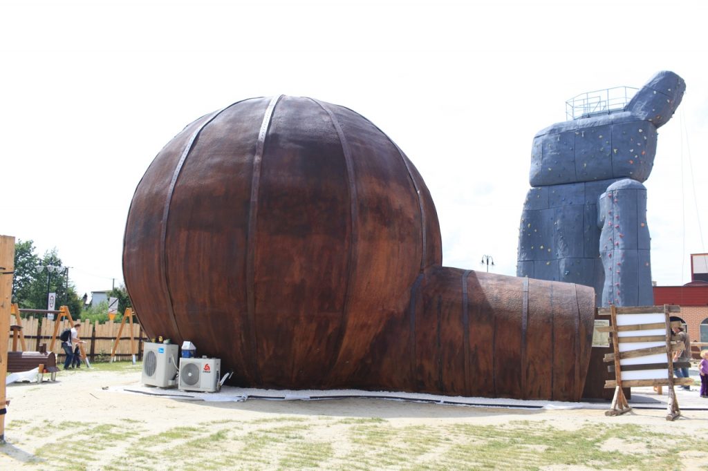 Kula parowa Budgastu. W upale ponoć nazwa pasuje jak ulał.