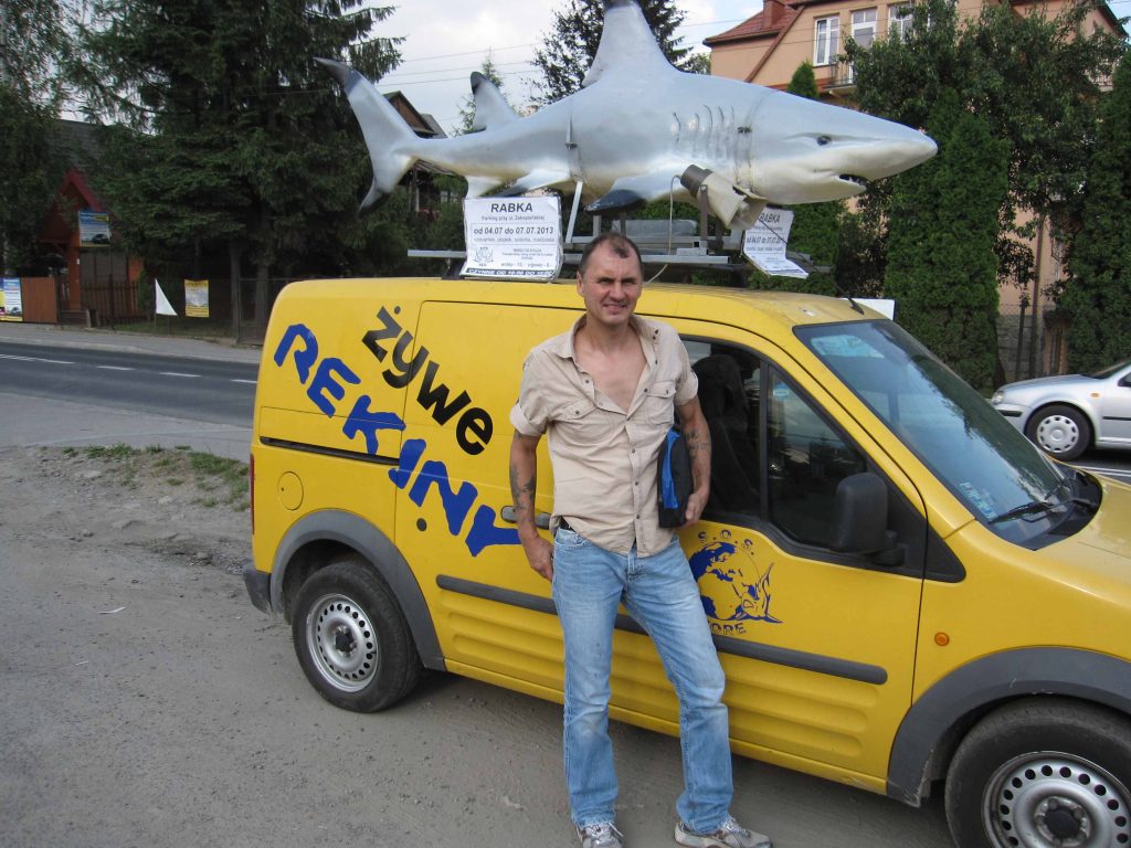 Fabrice i jego francuskie auto do reklamy przedsięwzięcia