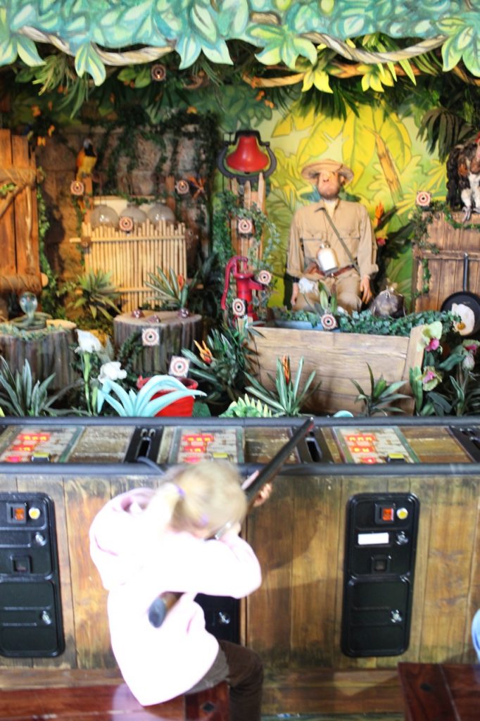 Zanim pojedziemy do dżungli, warto poćwiczyć strzelanie na ruchomych figurach