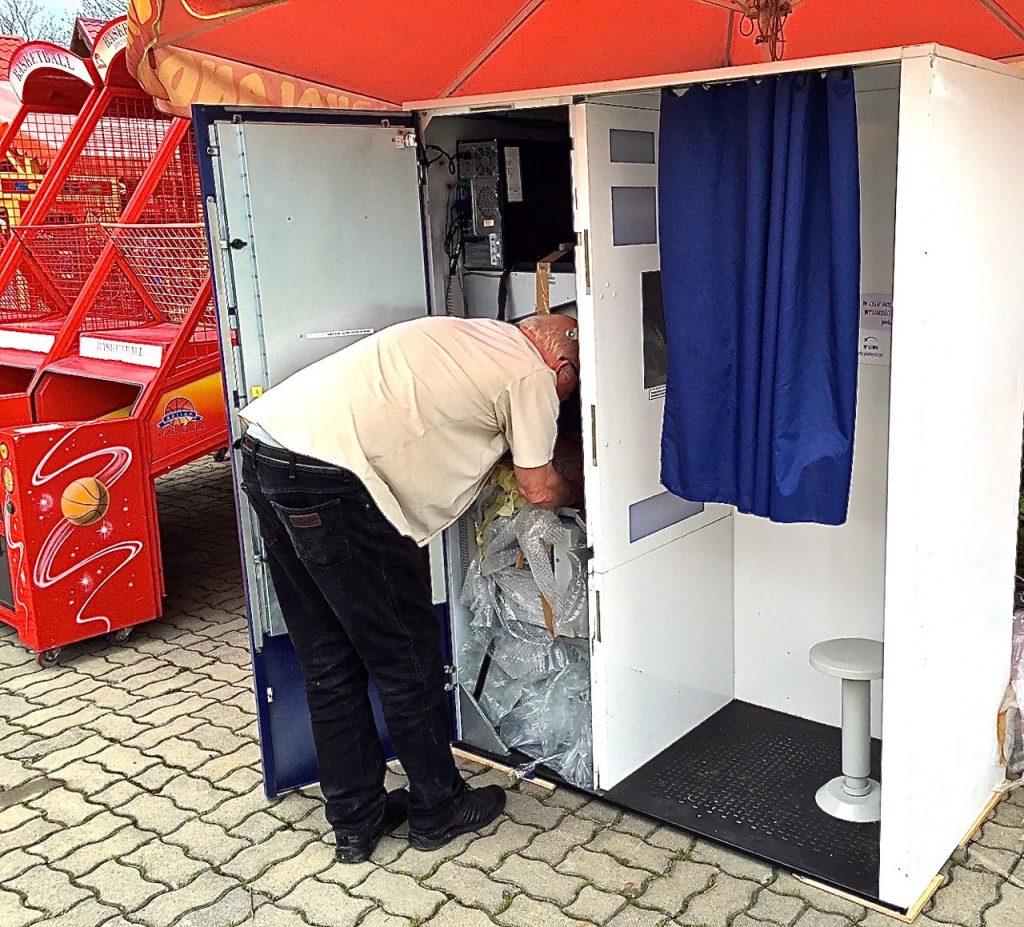 Pierwsze chwili po rozpakowaniu automatu. Trzeba m.in. sprawdzić jak ustawiła się drukarka po transporcie.