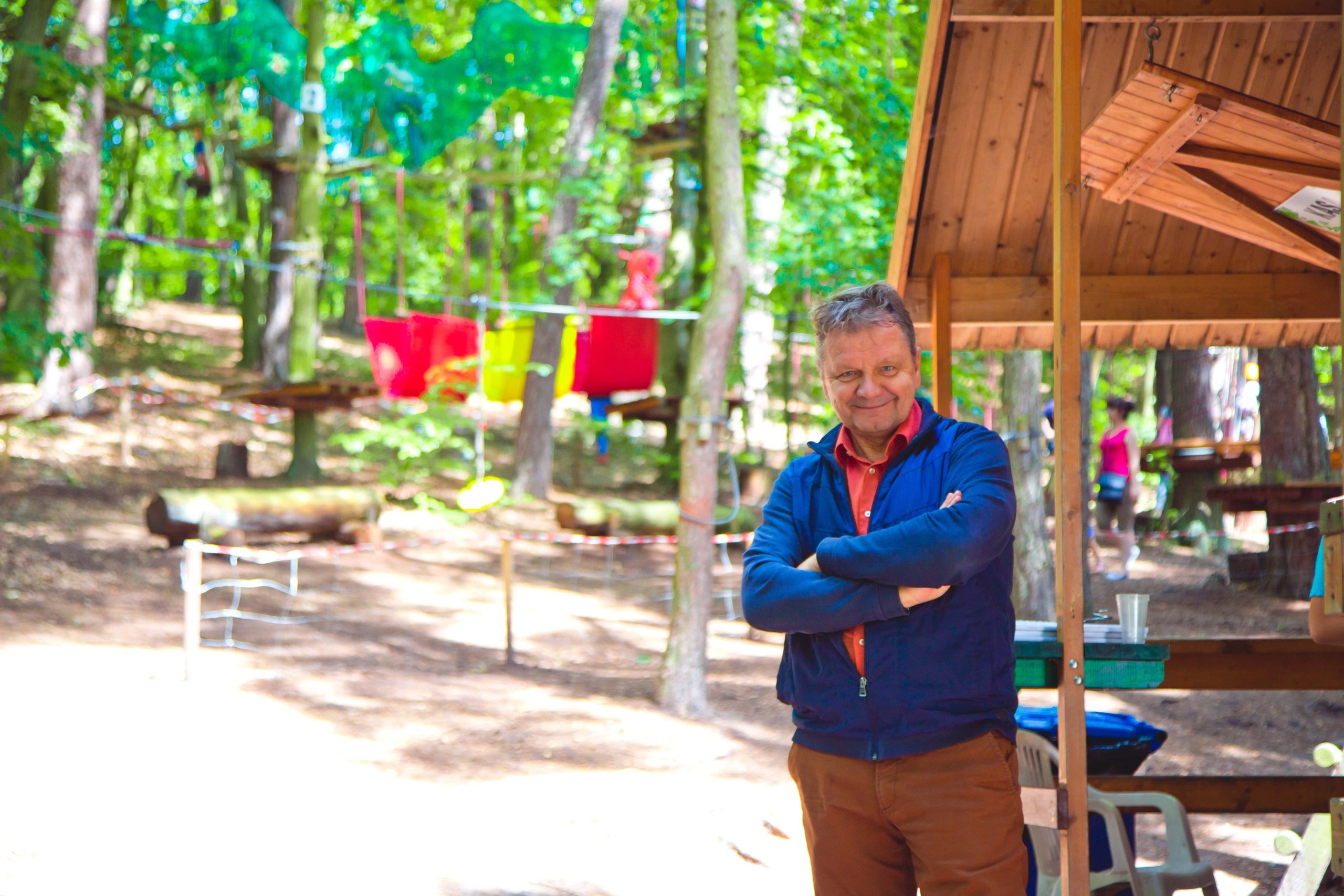 Parki linowe: „bezpieczna adrenalina” podkreśla atrakcyjność